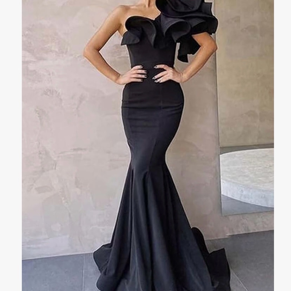 Elegant Black One-Shoulder Ruffle Mermaid Dress